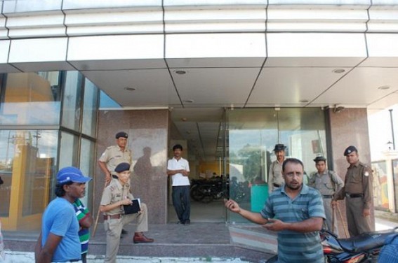 Rose valley guards’ point gun at Media: “Rose Valley board mafia in the officeâ€, claims a chit fund victim Rose valley guards’ point gun at Media: “Rose Valley board mafia in the officeâ€, claims a chit fund victim